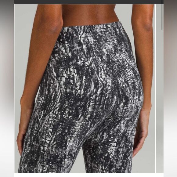 NWT New LULULEMON Instill HR High Rise Tight Alpine White Black Print LSAW 2 - Picture 3 of 5